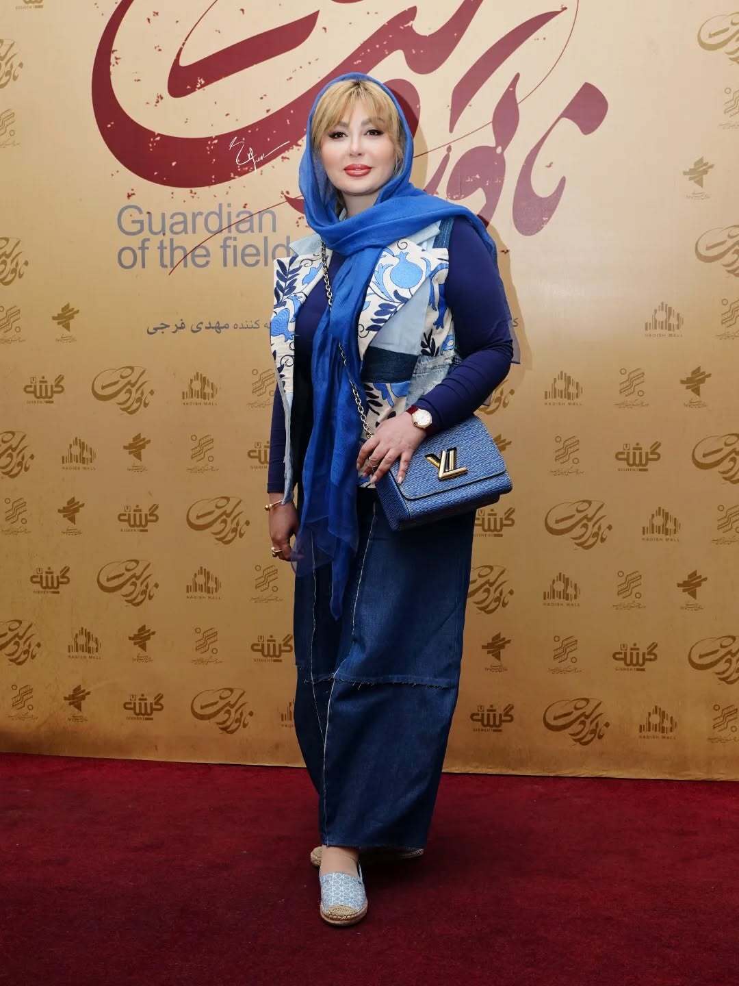 نیوشا ضیغمی با یک استایل آبی جلب‌توجه کرد