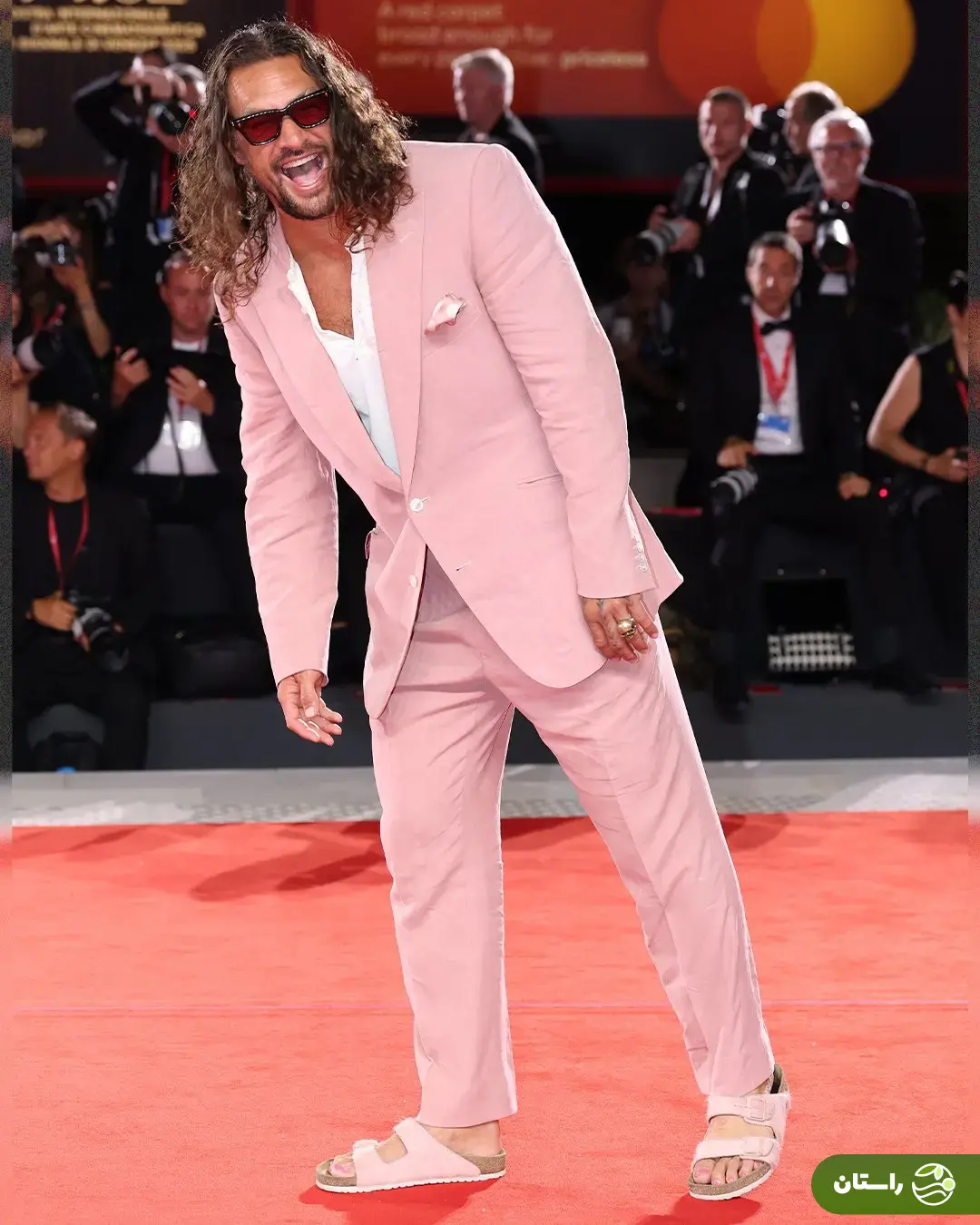 (تصاویر) شیطنتهای جیسون موموا با دمپای صورتی روی فرش قرمز ونیز (تصاویر) شیطنتهای جیسون موموا با دمپای صورتی روی فرش قرمز ونیز