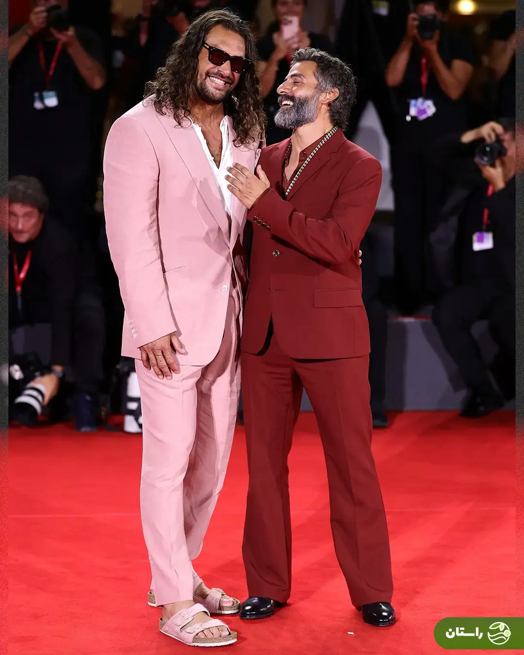 (تصاویر) شیطنتهای جیسون موموا با دمپای صورتی روی فرش قرمز ونیز (تصاویر) شیطنتهای جیسون موموا با دمپای صورتی روی فرش قرمز ونیز