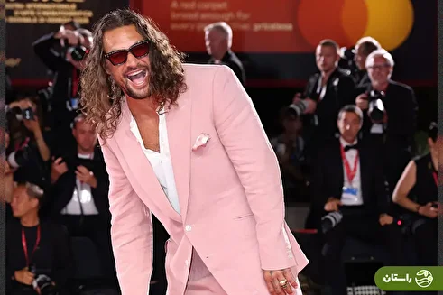 (تصاویر) شیطنت‌های جیسون موموا با دمپای صورتی روی فرش قرمز ونیز