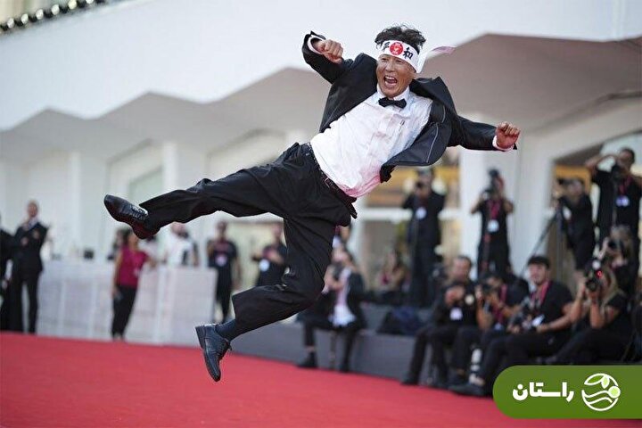 (عکس) جالبترین و عجیبترین ژست جشنواره فیلم ونیز متعلق به کیست؟ (عکس) جالبترین و عجیبترین ژست جشنواره فیلم ونیز متعلق به کیست؟