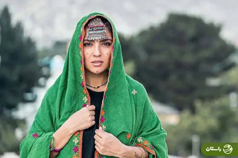 (عکس) مونا کرمی با گریمی متفاوت: «این منم، در تمام قدرت و زنانگی‌ام»