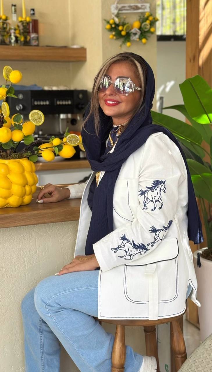 استایل خاصِ نفیسه روشن در کافهای با تمِ لیمو ترش! استایل خاصِ نفیسه روشن در کافهای با تمِ لیمو ترش!