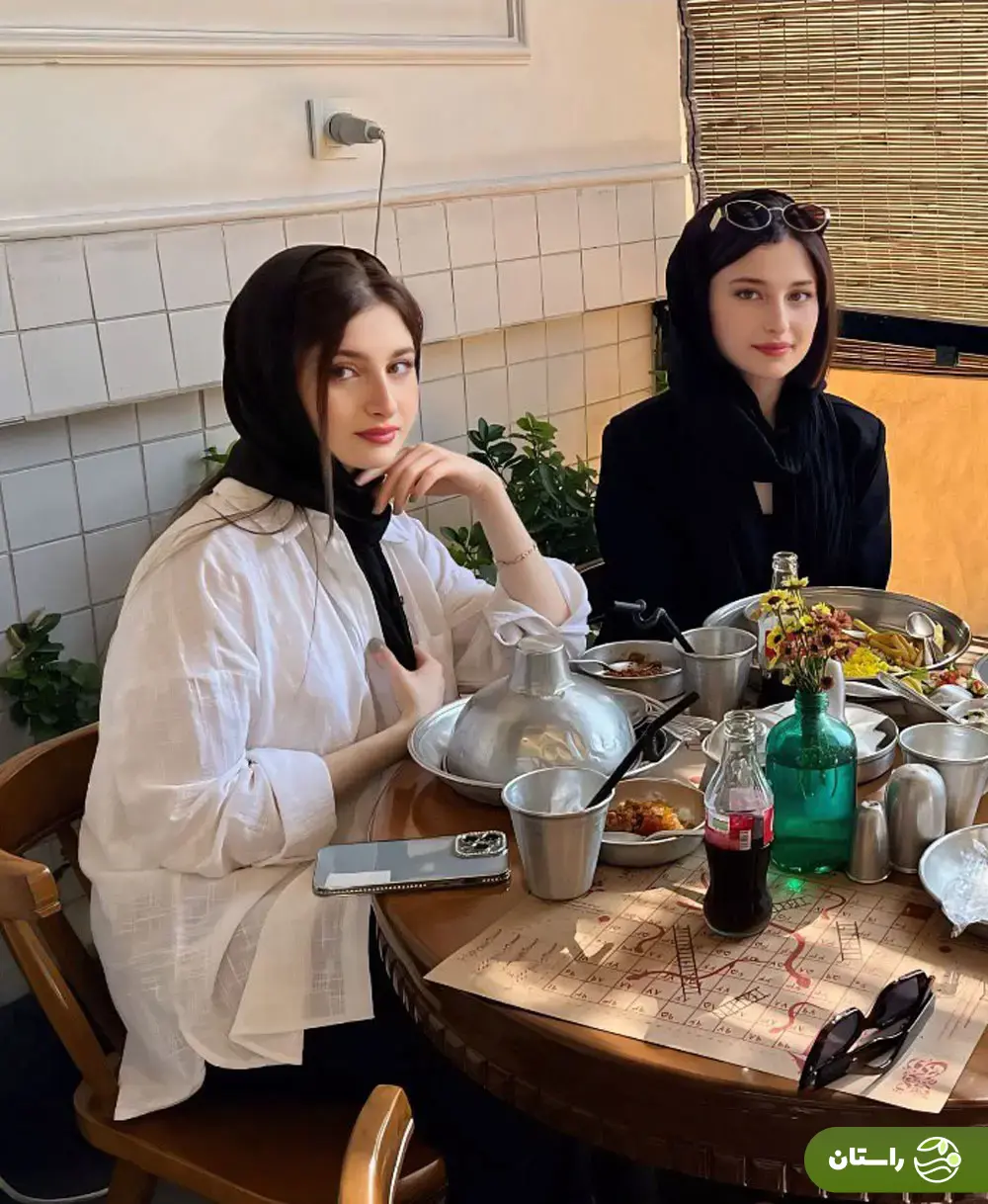 تصاویر جدید از سارا و نیکا فرقانی، دوقلوهای سریال پایتخت پس از بازگشت به ایران در ۲۱ سالگی تصاویر جدید از سارا و نیکا فرقانی، دوقلوهای سریال پایتخت پس از بازگشت به ایران در ۲۱ سالگی