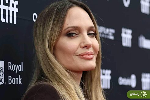 (عکس) آنجلینا جولی با بازسازی ژست نمادین اسکار ۲۰۱۲ روی فرش قرمز جشنواره فیلم تورنتو ۲۰۲۵ آمد