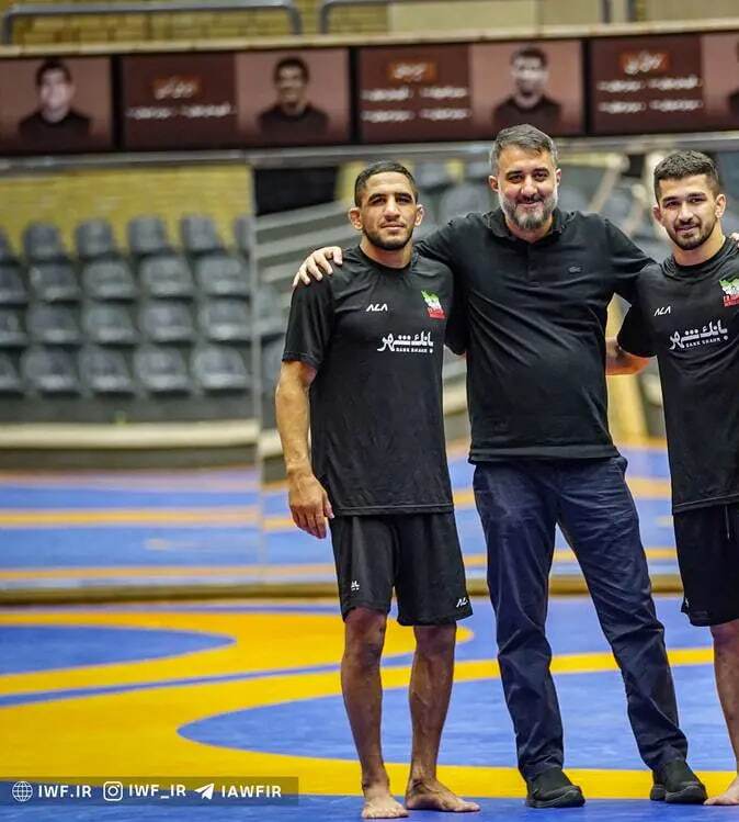 عکسی از مداح معروف که با کفش روی تشک کشتی رفت!