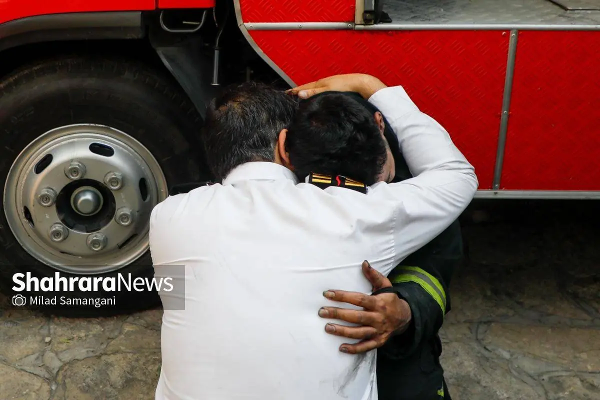 تصاویر؛ حریق گسترده کارگاه مبل‌سازی در مشهد و شهادت آتشنشان رضا فخریان