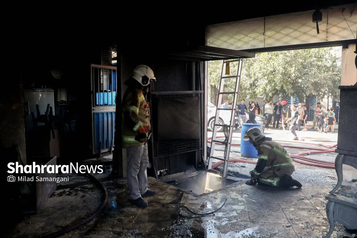 تصاویر؛ حریق گسترده کارگاه مبل‌سازی در مشهد و شهادت آتشنشان رضا فخریان