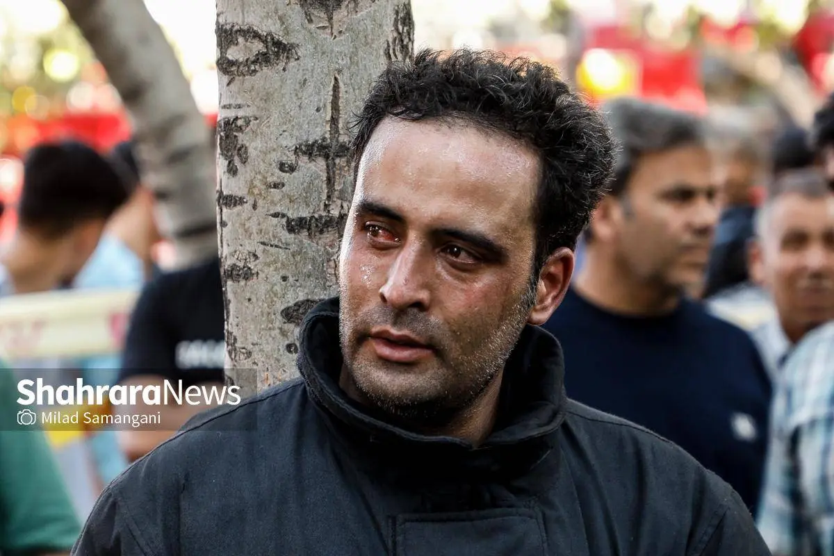 تصاویر؛ حریق گسترده کارگاه مبل‌سازی در مشهد و شهادت آتشنشان رضا فخریان