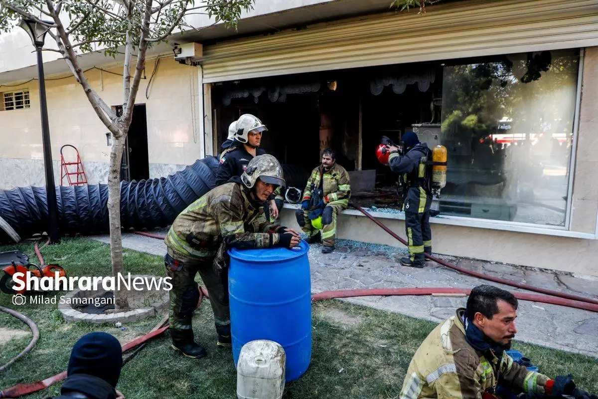 تصاویر؛ حریق گسترده کارگاه مبل‌سازی در مشهد و شهادت آتشنشان رضا فخریان