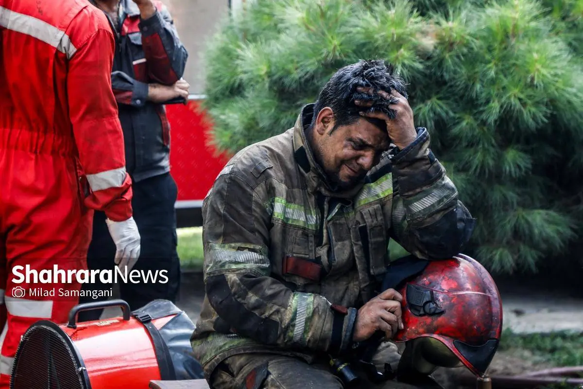 تصاویر؛ حریق گسترده کارگاه مبل‌سازی در مشهد و شهادت آتشنشان رضا فخریان