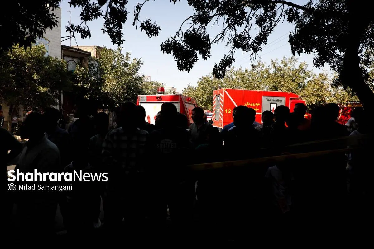 تصاویر؛ حریق گسترده کارگاه مبل‌سازی در مشهد و شهادت آتشنشان رضا فخریان