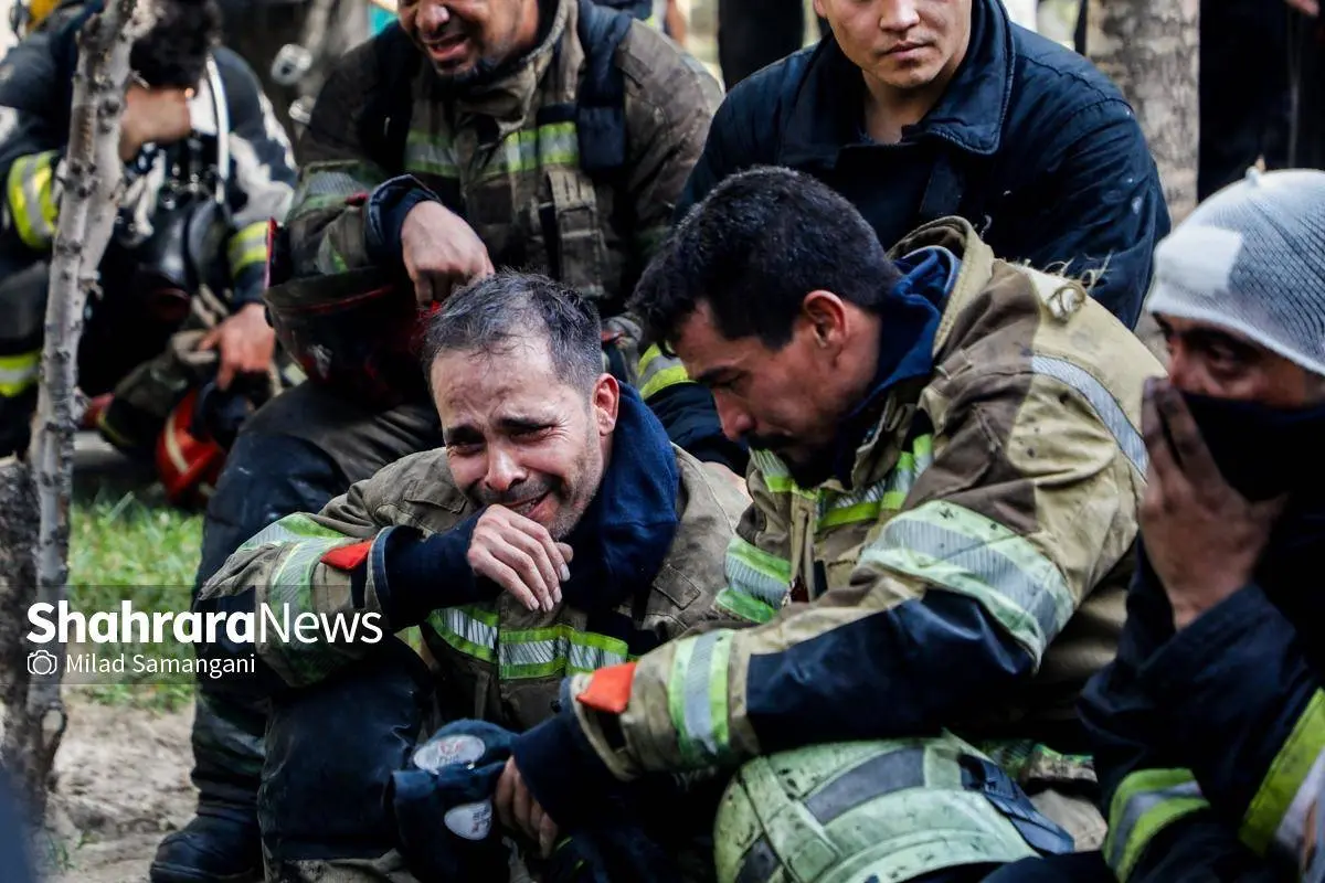 تصاویر؛ حریق گسترده کارگاه مبل‌سازی در مشهد و شهادت آتشنشان رضا فخریان