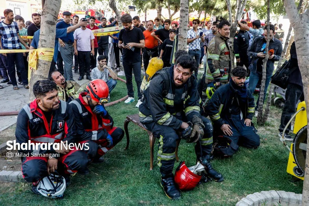 تصاویر؛ حریق گسترده کارگاه مبل‌سازی در مشهد و شهادت آتشنشان رضا فخریان