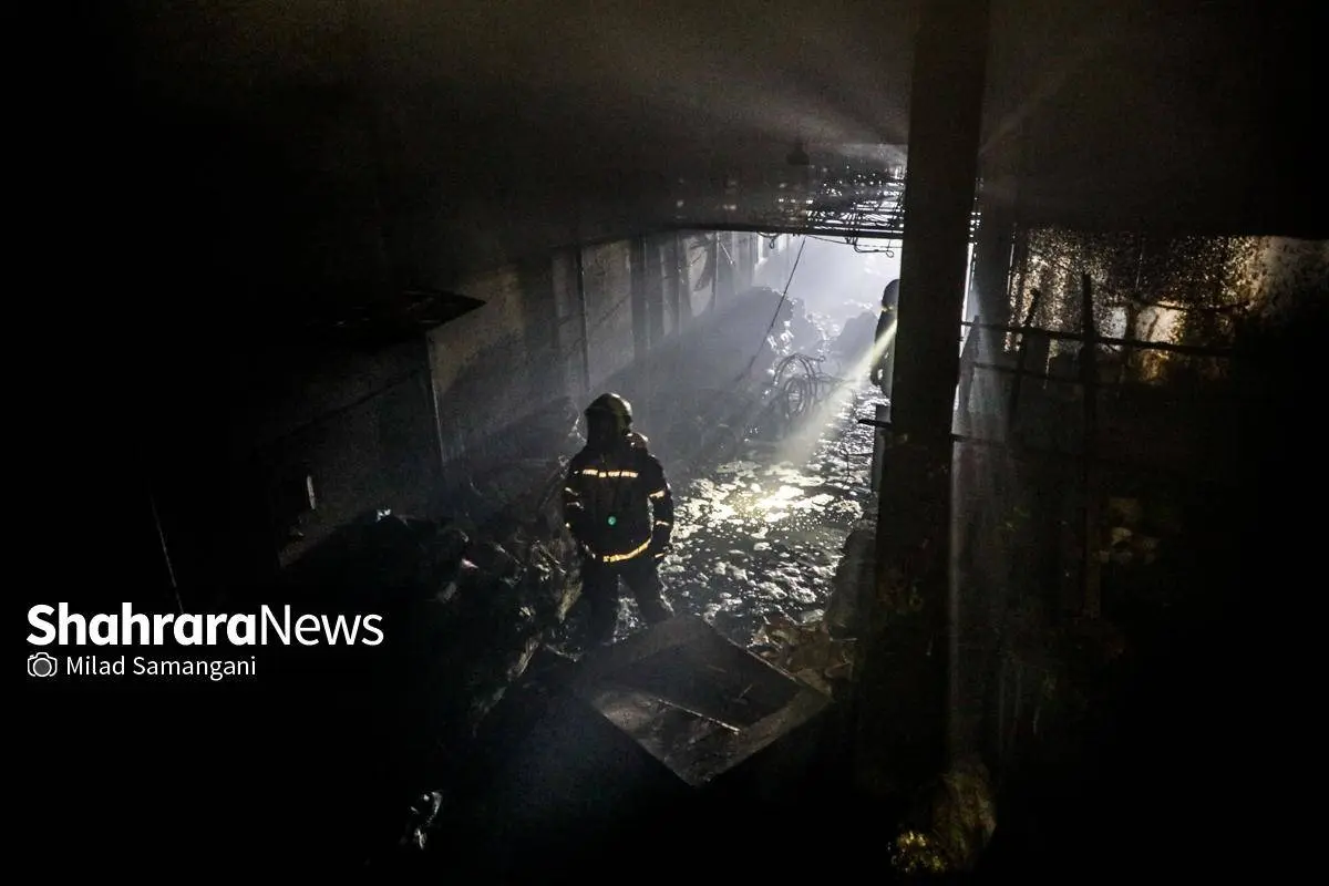 تصاویر؛ حریق گسترده کارگاه مبل‌سازی در مشهد و شهادت آتشنشان رضا فخریان