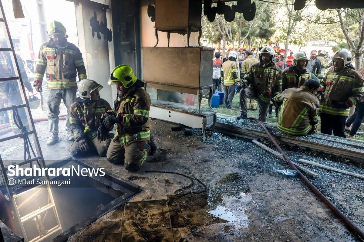 تصاویر؛ حریق گسترده کارگاه مبل‌سازی در مشهد و شهادت آتشنشان رضا فخریان