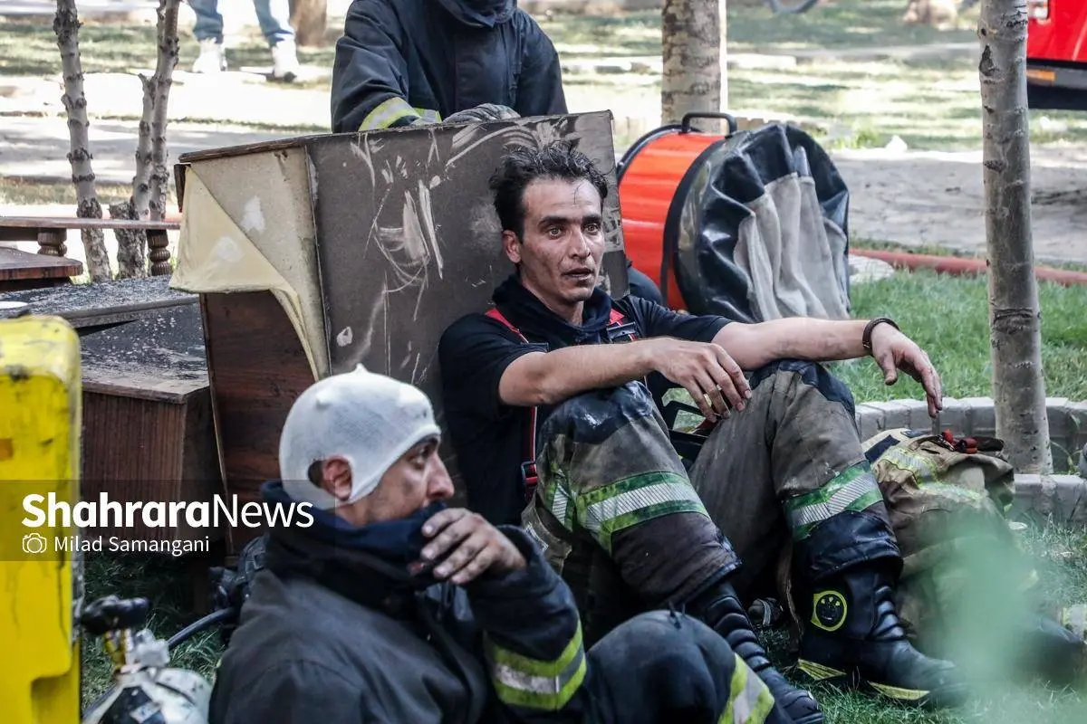 تصاویر؛ حریق گسترده کارگاه مبل‌سازی در مشهد و شهادت آتشنشان رضا فخریان