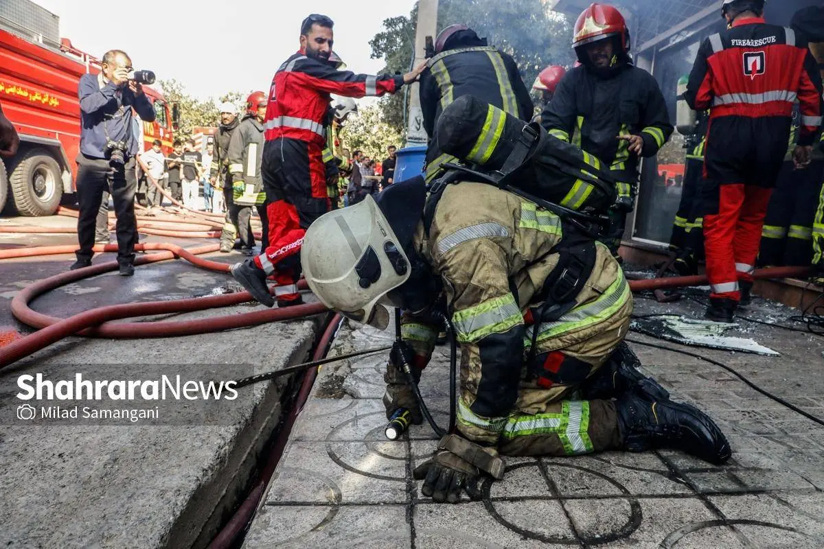 تصاویر؛ حریق گسترده کارگاه مبل‌سازی در مشهد و شهادت آتشنشان رضا فخریان