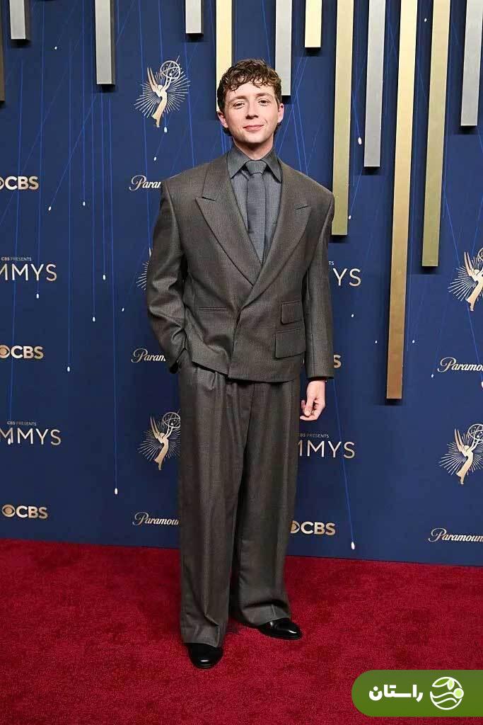 (عکس) لباسهای مردانه در مراسم «جوایز امی ۲۰۲۵» حکومت کردند؛ از استایل پدرو پاسکال تا والتن گاگینز (عکس) لباسهای مردانه در مراسم «جوایز امی ۲۰۲۵» حکومت کردند؛ از استایل پدرو پاسکال تا والتن گاگینز