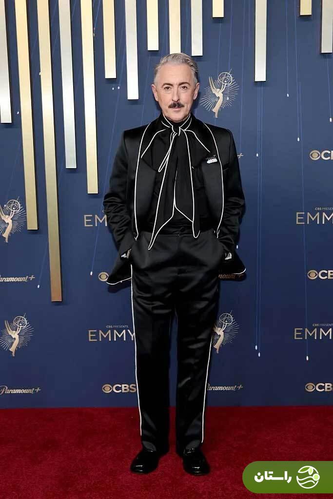 (عکس) لباسهای مردانه در مراسم «جوایز امی ۲۰۲۵» حکومت کردند؛ از استایل پدرو پاسکال تا والتن گاگینز (عکس) لباسهای مردانه در مراسم «جوایز امی ۲۰۲۵» حکومت کردند؛ از استایل پدرو پاسکال تا والتن گاگینز