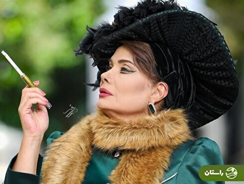 عکس | ژست سیگار به دست عاطفه رضوی با لباس‌های سلطنتی!