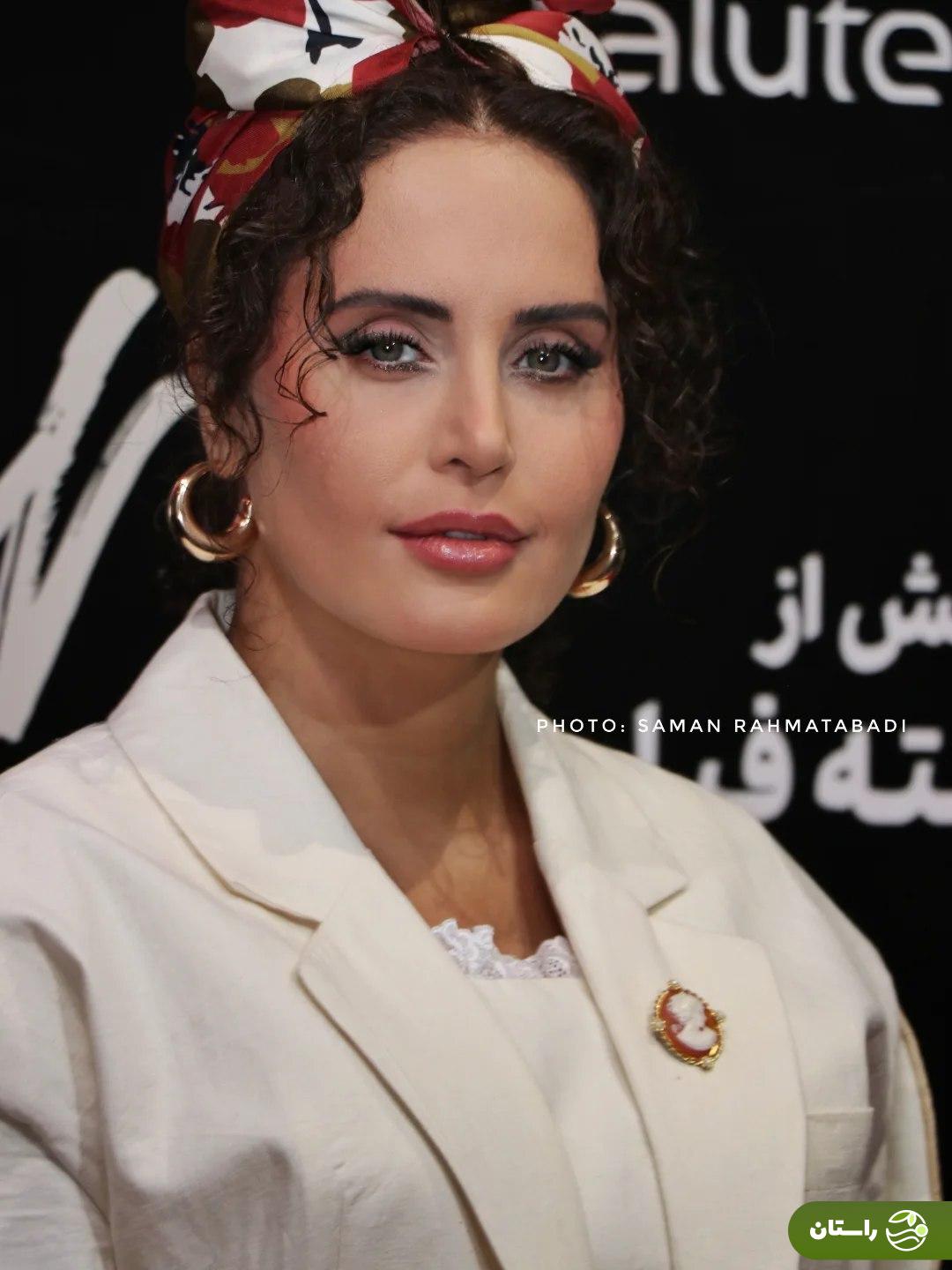 (تصاویر) استایل و ژست‌های الناز شاکردوست در اکران «گوزن‌های اتوبان»