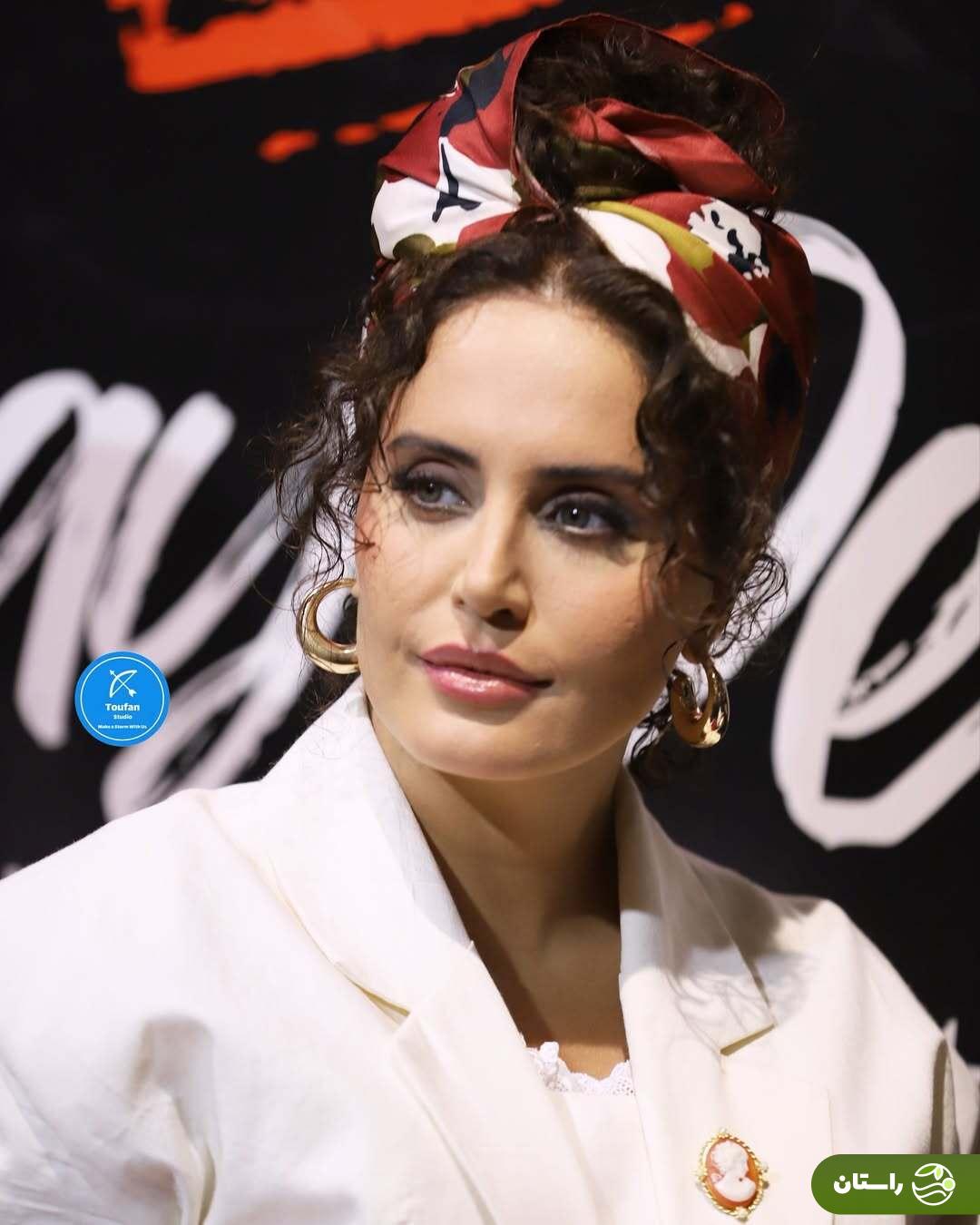 (تصاویر) استایل و ژست‌های الناز شاکردوست در اکران «گوزن‌های اتوبان»