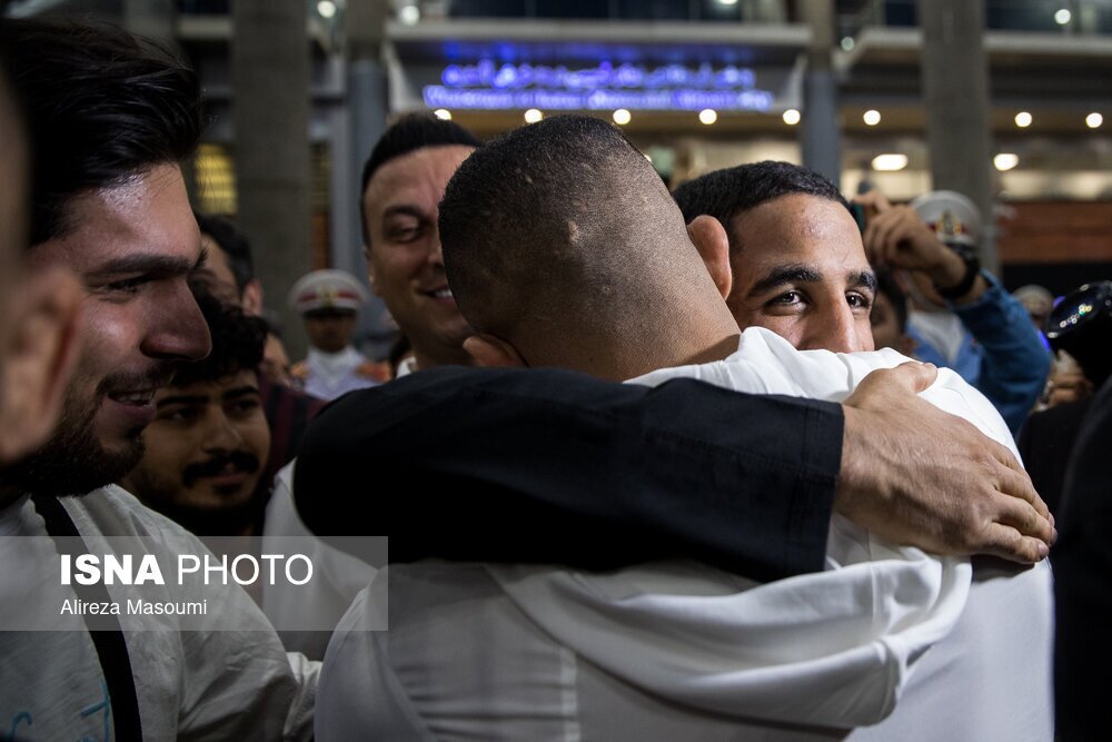 (تصاویر) لحظه احساسی دیدار رحمان عموزاد با همسر و فرزندش پس از ورود به ایران