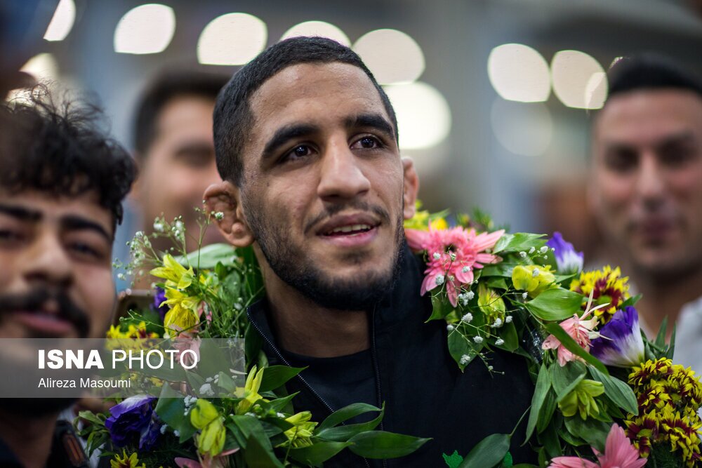 (تصاویر) لحظه احساسی دیدار رحمان عموزاد با همسر و فرزندش پس از ورود به ایران