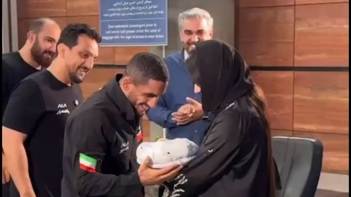 (تصاویر) لحظه احساسی دیدار رحمان عموزاد با همسر و فرزندش پس از ورود به ایران