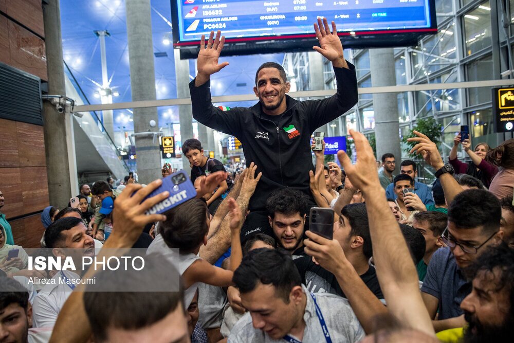 (تصاویر) لحظه احساسی دیدار رحمان عموزاد با همسر و فرزندش پس از ورود به ایران