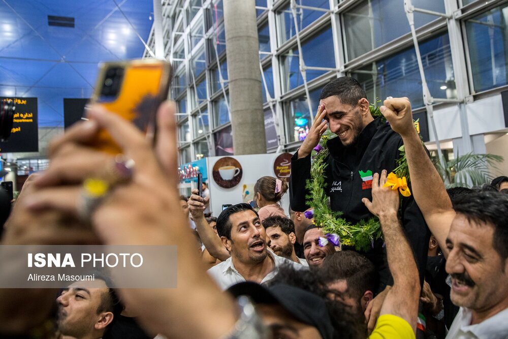 (تصاویر) لحظه احساسی دیدار رحمان عموزاد با همسر و فرزندش پس از ورود به ایران