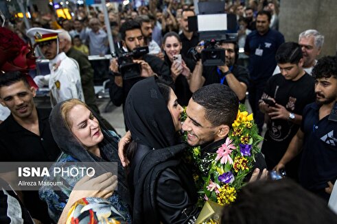 (تصاویر) لحظه احساسی دیدار رحمان عموزاد با همسر و فرزندش پس از ورود به ایران