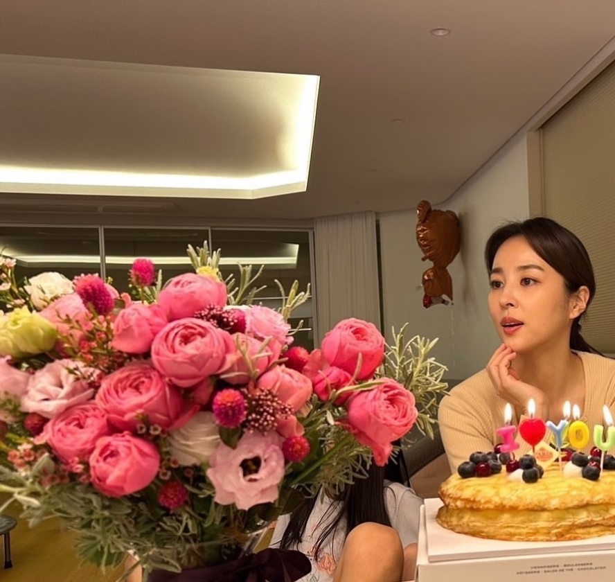 تولد «بانو سوسانو» در کنار همسر فوتبالیستش؛ بانو سوسانو پیر نمیشود! تولد «بانو سوسانو» در کنار همسر فوتبالیستش؛ بانو سوسانو پیر نمیشود!