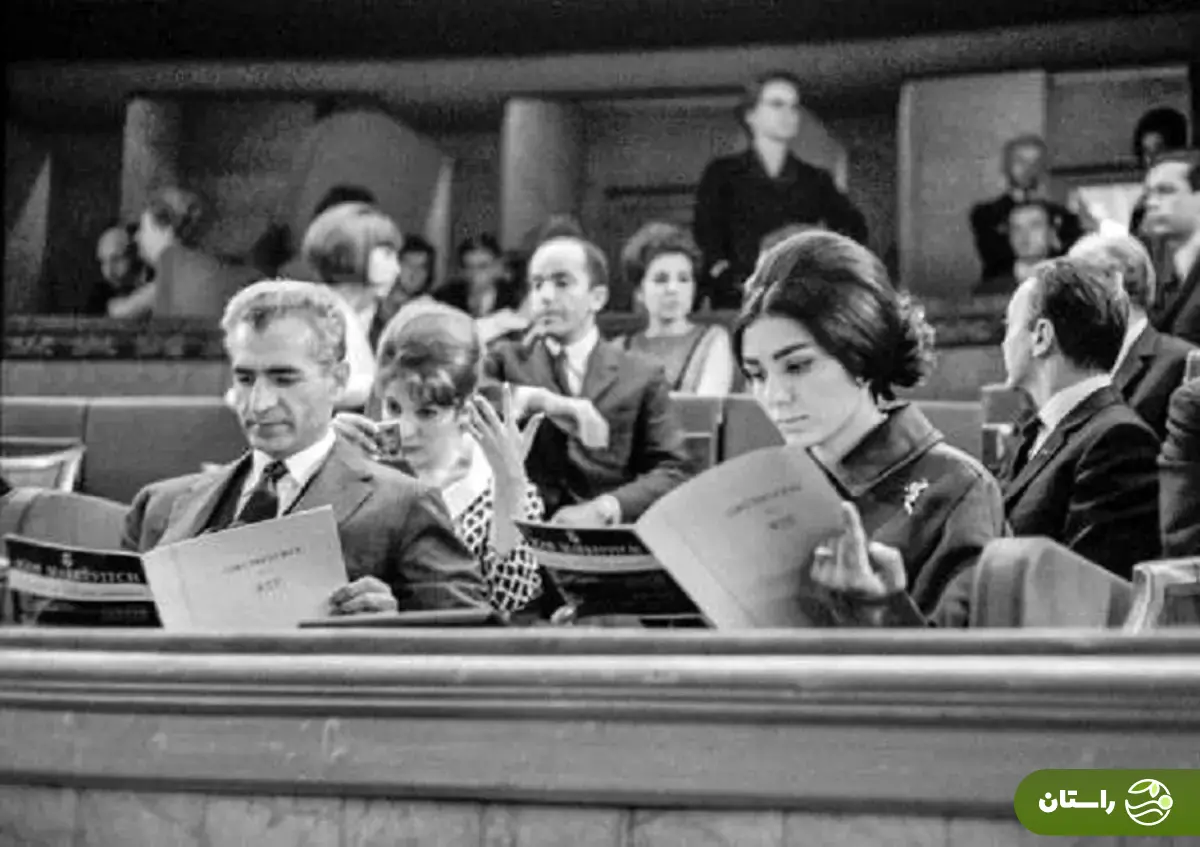 (عکس) تونل زمان؛ محمدرضا پهلوی و فرح در کنسرتی در پاریس؛ سال ۴۳