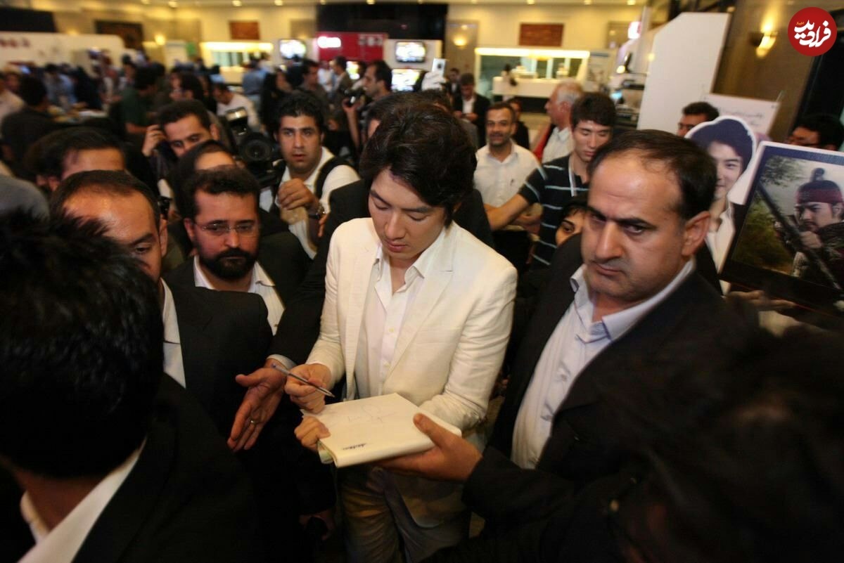 عکس؛ تونل زمان؛ «جومونگ» در یک نشست خبری در ایران در سال پرهیاهو ۱۳۸۸