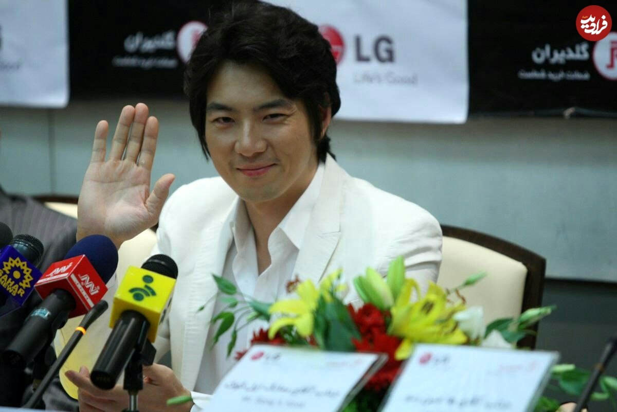 عکس؛ تونل زمان؛ «جومونگ» در یک نشست خبری در ایران در سال پرهیاهو ۱۳۸۸