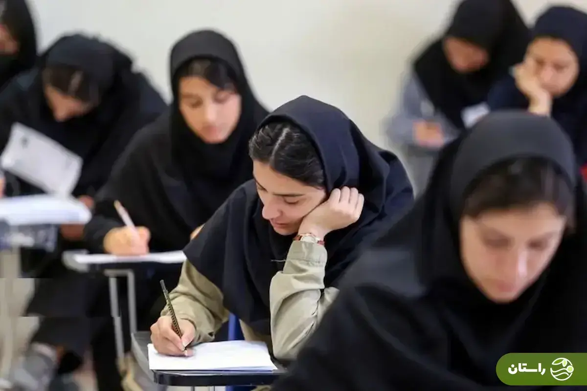 عکس پربازدید از پانیذ حسینی، نفر دهم کنکور ریاضی، در کنار کتابهایش