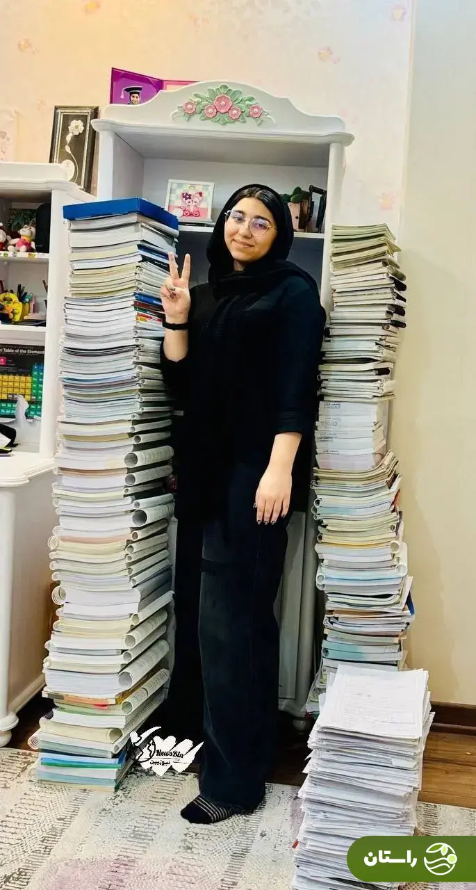عکس پربازدید از پانیذ حسینی، نفر دهم کنکور ریاضی، در کنار کتاب‌هایش