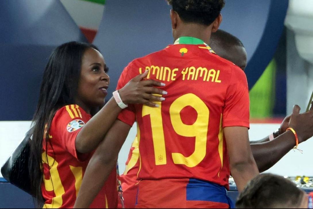 پشتپرده شام جنجالی مادر یامال فاش شد: متواضعتر از این زن نداریم، میخواهند لامین را بزنند! پشتپرده شام جنجالی مادر یامال فاش شد: متواضعتر از این زن نداریم، میخواهند لامین را بزنند!