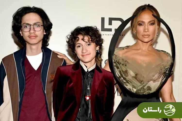 (عکس) جنیفر لوپز عنکبوتی همراه با دوقلو‌های ۱۷ ساله‌اش روی فرش قرمز فیلم جدیدش