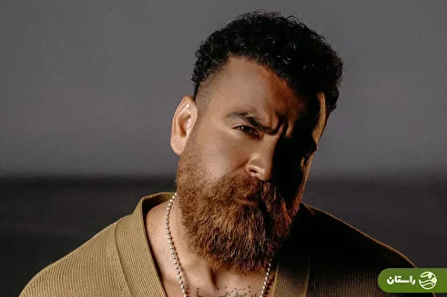 (عکس) ژاکت بافتنی گشاد و شلوار عجیب خواننده معروف