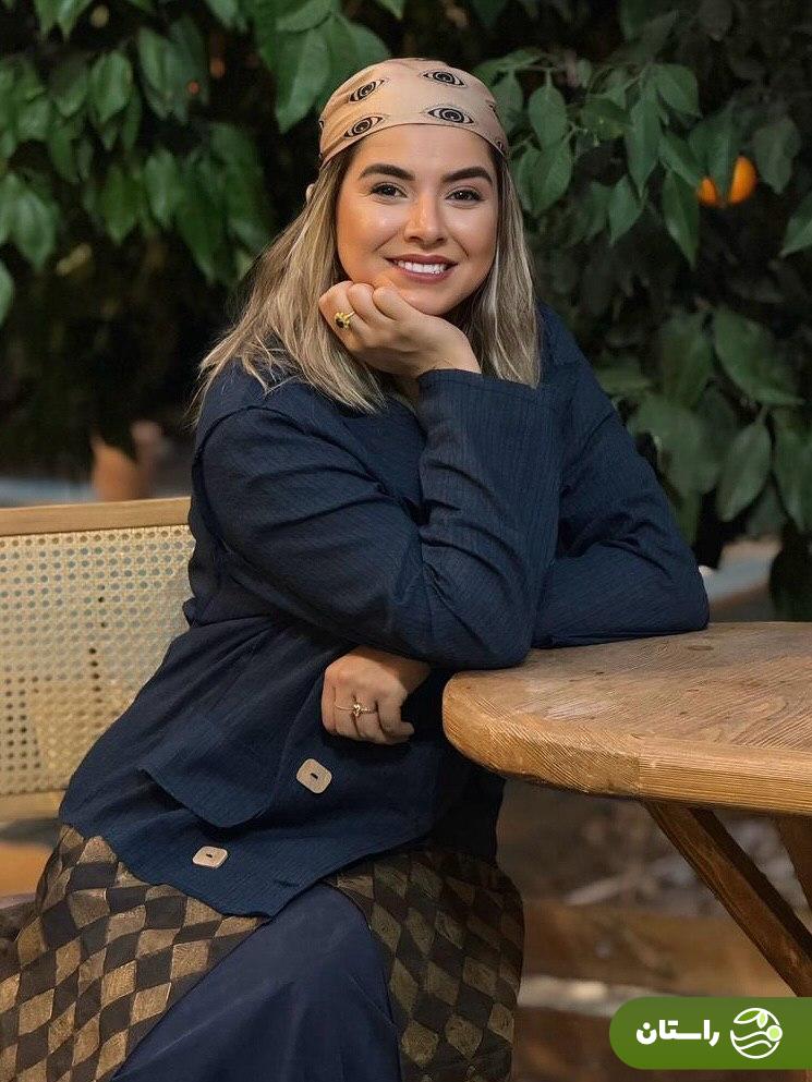 (عکس) خواهر بهنام بانی با دستمال سر در پشت صحنه تئاتر