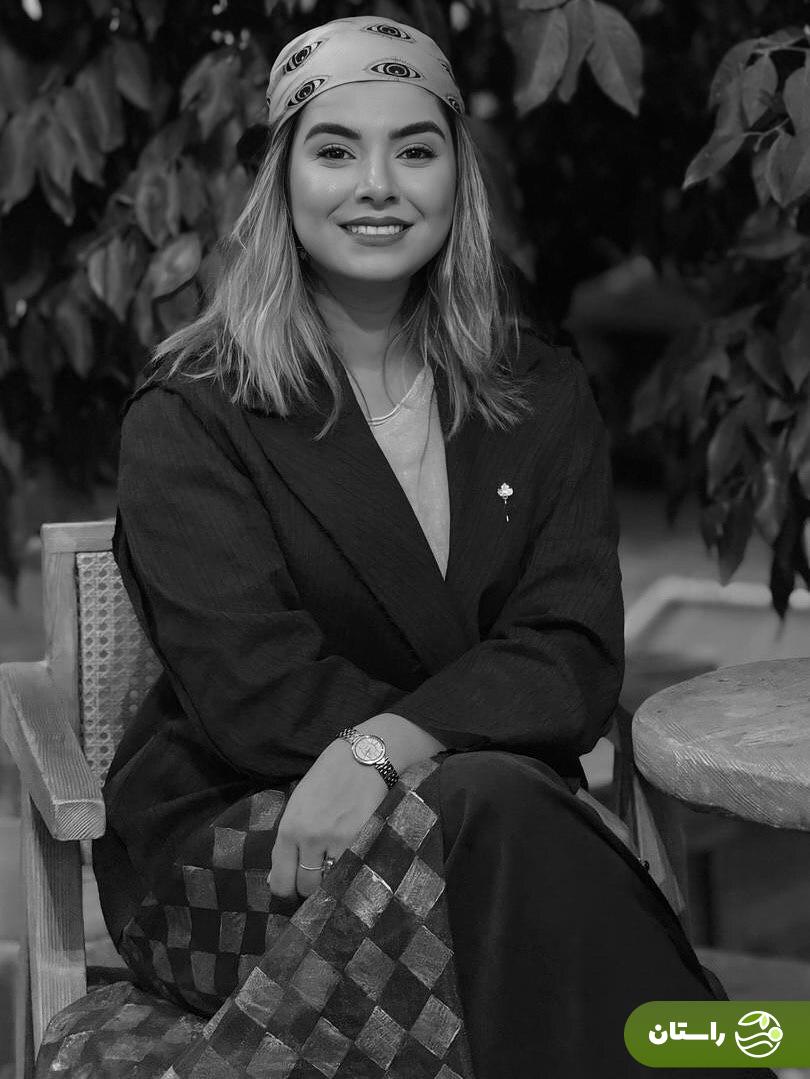 (عکس) خواهر بهنام بانی با دستمال سر در پشت صحنه تئاتر