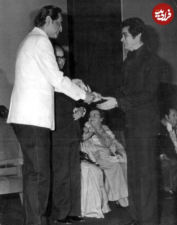 (عکس) تونل زمان؛ «بهروز وثوقی» در حال دریافت جایزه بازیگری در هند؛ سال ۵۲