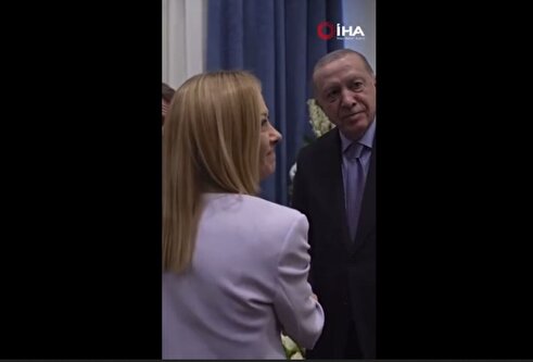 (ویدئو) گیر دادن اردوغان به سیگار کشیدن نخست‌وزیر ایتالیا