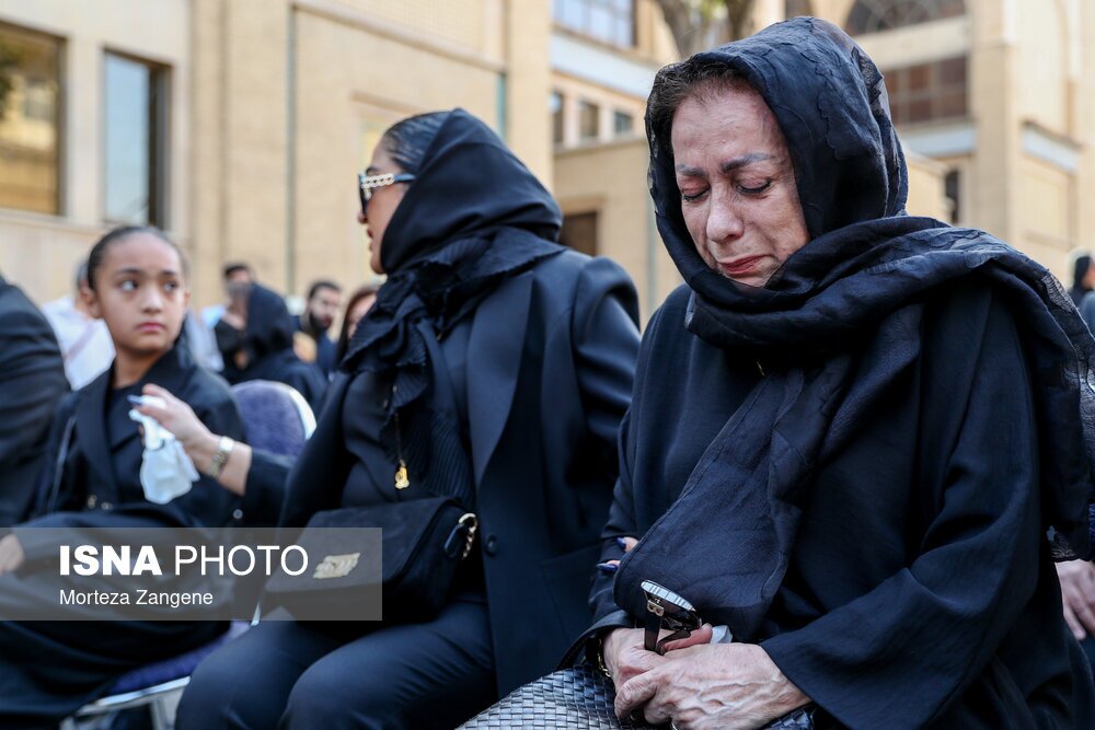 (عکس) همسر، دختر و نوه مرحوم محمد کاسبی در مراسم تشییع (عکس) همسر، دختر و نوه مرحوم محمد کاسبی در مراسم تشییع