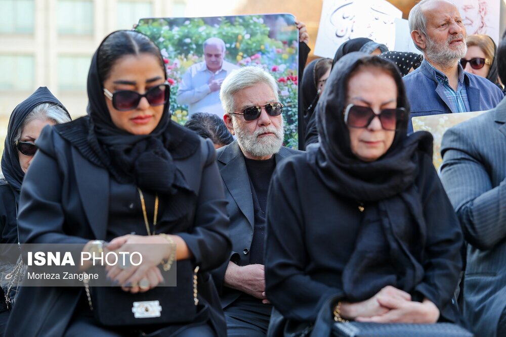 (عکس) همسر، دختر و نوه مرحوم محمد کاسبی در مراسم تشییع (عکس) همسر، دختر و نوه مرحوم محمد کاسبی در مراسم تشییع