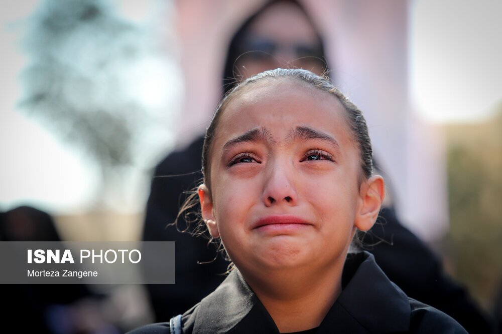 (عکس) همسر، دختر و نوه مرحوم محمد کاسبی در مراسم تشییع (عکس) همسر، دختر و نوه مرحوم محمد کاسبی در مراسم تشییع