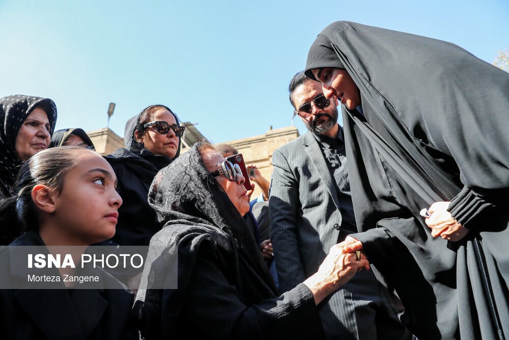 (عکس) همسر، دختر و نوه مرحوم محمد کاسبی در مراسم تشییع (عکس) همسر، دختر و نوه مرحوم محمد کاسبی در مراسم تشییع